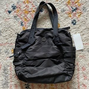 Lululemon black Triumphant Tote